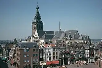 Zicht op de kerk vanaf de Grote Markt, 1975