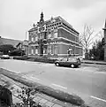 Woning, voorm. woonhuis/raadhuis/politiebureau in neorenaissancestijl