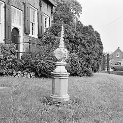 Zonnewijzer op sokkel