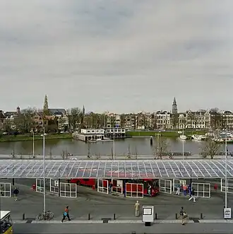 De zwaaikom vanaf het busstation voor Station Groningen in 1991 vóór de aanleg van de Werkmanbrug en de bouw van het Groninger Museum