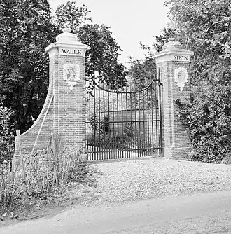 Overgebleven pijlers van het hekwerk