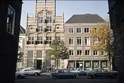 Gereconstrueerde gevel van het voormalige Heilige Geest Gasthuis (links)