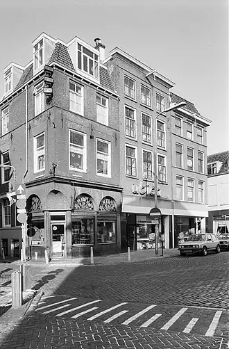 Het pand aan de Ganzenmarkt in 1987, enkele jaren voor de verhuizing naar De Bilt. Ernaast de Ubica-panden.