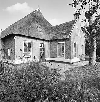 Een boerderij (Rijksmonument) in Opperburen