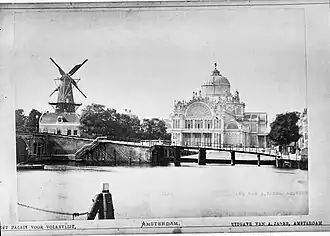 De Hooge Steenen Molen en het Paleis voor Volksvlijt, gezien vanaf de Amstel, tussen 1860 en 1868