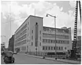 Na meer dan tien jaar opende het nieuwe gebouw van de Spaarbank Rotterdam in 1957. Direct ernaast is het gebouw van de Plaatselijke Telefoondienst/PTT.