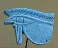 Aardewerken Wedjat amulet in het Louvre, ca. 500–300 BCE