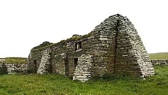 Eynhallow Church, gezien vanuit het zuidoosten. De steunberen zijn 16e-eeuws.