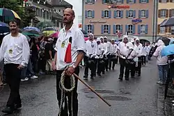 Een man met een zweep bij het Chlauschlöpfen