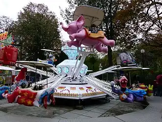 Een red baron op de kermis in Dumbo-stijl