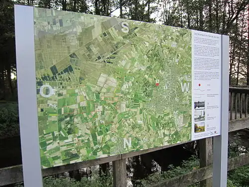Informatiepaneel bij de Vechtaer Moorbach (veenbeek) in Füchtel, ten oosten van de stadskern