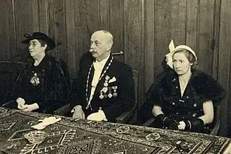 Burgemeester F.A.L.M. Damen (midden)