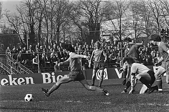 Van Veenendaal (met bal) scoort namens FC Amsterdam tegen FC Utrecht op 17 april 1976