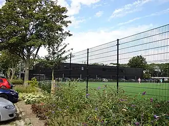 Zicht bij aankomst op de achterzijde van het FC Utrecht Topsportcentrum