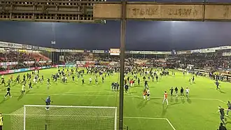 FC Volendam-fans bestormen het veld om de promotie te vieren na afloop van de laatste competitiewedstrijd
