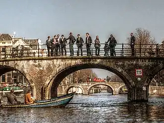 De Frans Hendricksz. Oetgensbrug vanaf de Prinsengracht. Op de achtergrond, aan de andere kant van de Amstel ziet men in het verlengde de Jan Vinckebrug over de Nieuwe Prinsengracht. Maart 2016