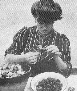 Het vlees wordt uit het huisje gehaald