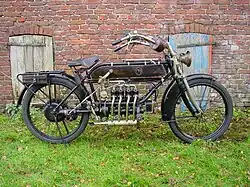 De FN-500cc-viercilinder uit 1913 hoefde niet meer te worden aangefietst; er was een kickstarter aan boord.
