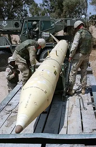 Een gevonden Iraakse raket wordt weggevoerd door Amerikaanse soldaten (foto: jun 2003).