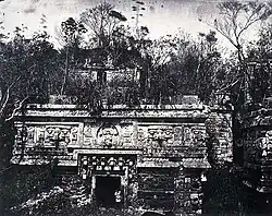 Voorgevel van een paleis in Chichén Itzá (1859-1860).
