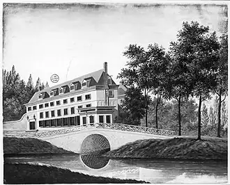 Het fabrieksgebouw van de katoendrukkerij rond 1835. Het bouwwerk is ook wel bekend als het Poortgebouw.