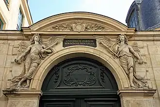 Ingang van het oude schoolgebouw