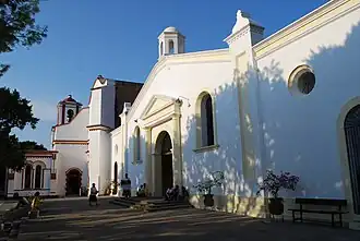 Twee kerken in het complex van de kathedraal van Tehuantepec in 2011