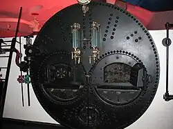 Lancashireketel met in de deur een ronddraaiende luchtregelklep