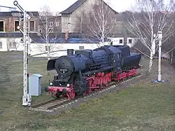 Stoomlocomotief 52 5679 als monument te Falkenberg