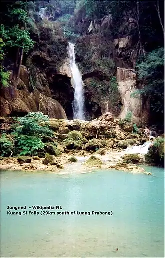 Kuang Si Waterval, met rechts op de foto voor de verhouding een westerse man.