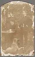 Louise Gezelle in de tuin, tussen haar kinderen Stijn Streuvels en Elisa Lateur. Foto gemaakt in 1900. (Brugge, Openbare Bibliotheek, GGA 8950 F)