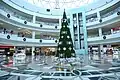 Kerstboom in winkelcentrum in Duhok
