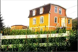 Een typisch kleurrijk houten gebouw