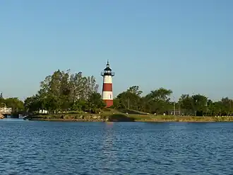 Vuurtoren aan Lago Municipal van Colón