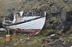 Verlaten boot in de haven van Ljósá.
