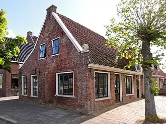 Pand onder laag zadeldak tegen puntgevel (maakt een geheel uit met de nrs. 3 en 5)