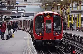 Een metrotrein rijdt station Farringdon uit op de Metropolitan Line