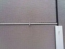 Detail van het staalvlechtwerk op de gevel van het station