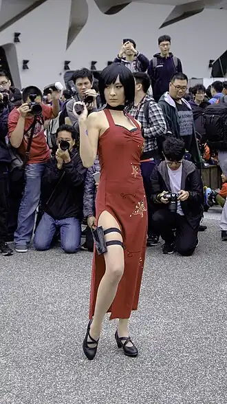 Een cosplayer Fay Prince verkleed als Ada Wong.