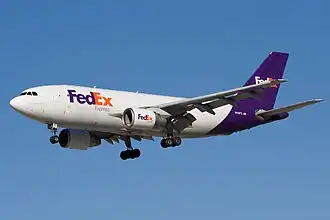 Een Airbus A310-200 van FedEx in San Jose