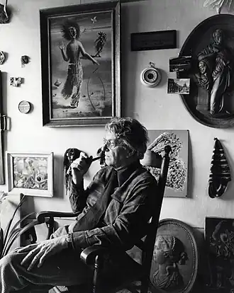 Fedde Weidema zittend in zijn atelier