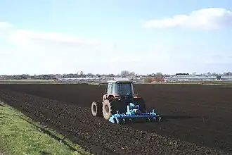 Tractor met rotorkopeg op akker