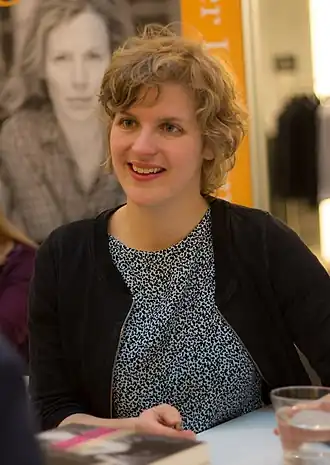 Niña Weijers in 2015 met haar literaire debuut. Zij won de Write Now! juryprijs in 2010.[1]