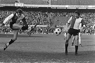 Martien Vreijsen schiet namens Feyenoord op doel, Willy Kreuz kijkt toe