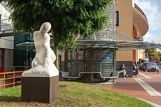 Gesluierde vrouw in Portugees marmer door Albert Aukema