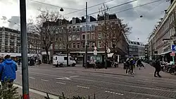 Ferdinand Bolplein, met rechts de ingang naar de Gerard Doustraat en links de Albert Cuypstraat