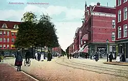 Ferdinand Bolplein met transformatorhuisje links, rechts de trambaanbocht van de Ferdinand Bolstraat - ingekleurde prent ca. 1930