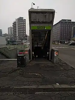 Een van de toegangen op het plein