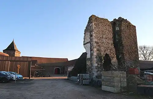 Hoeve en donjon van het vroegere Kasteel van Fontaine