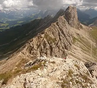 De Roßzahnscharte met rechts daarvan het Schutzhaus Tierser Alpl